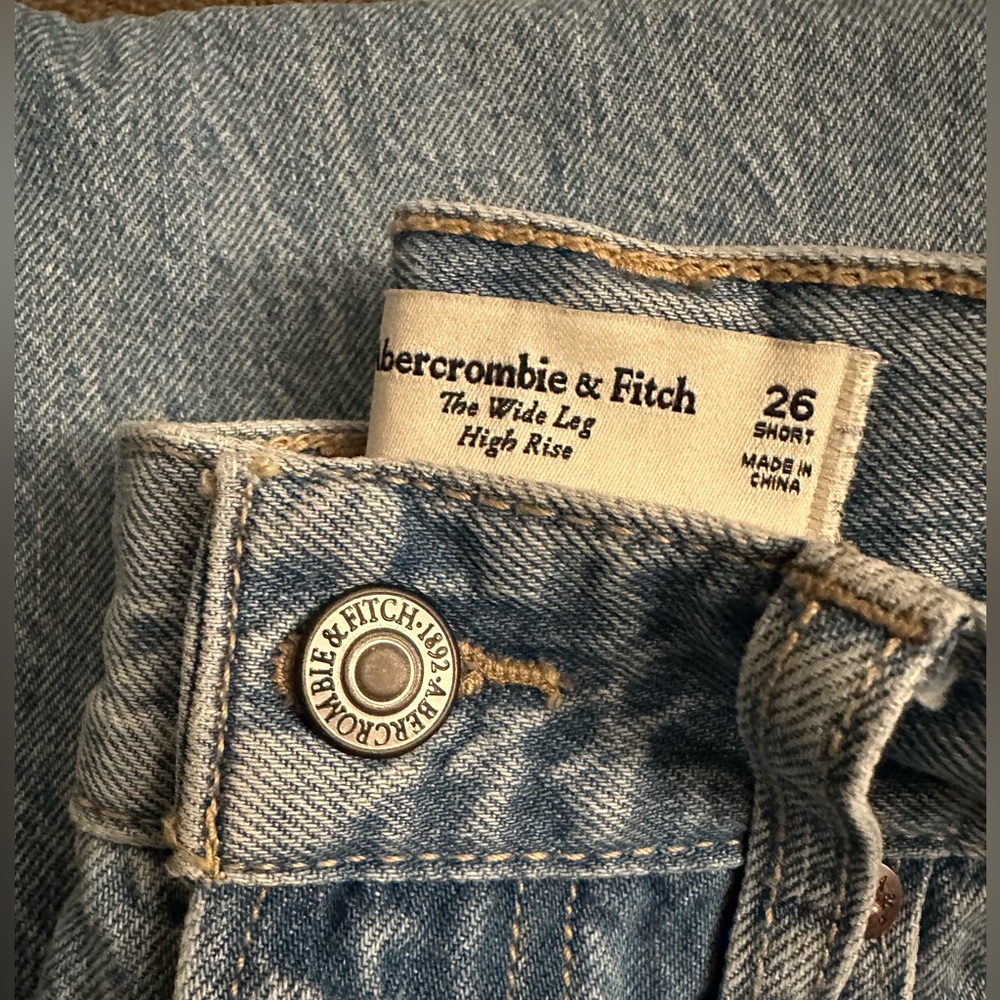 Abercrombie & Fitch Blue High Rise Wide Leg Jeans NWT 
Size 26 Short